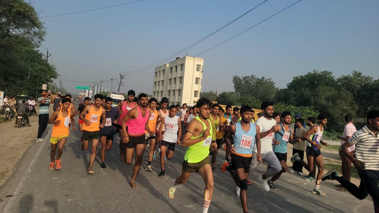 Security arrangements fail; youths run amidst vehicles on the highway.