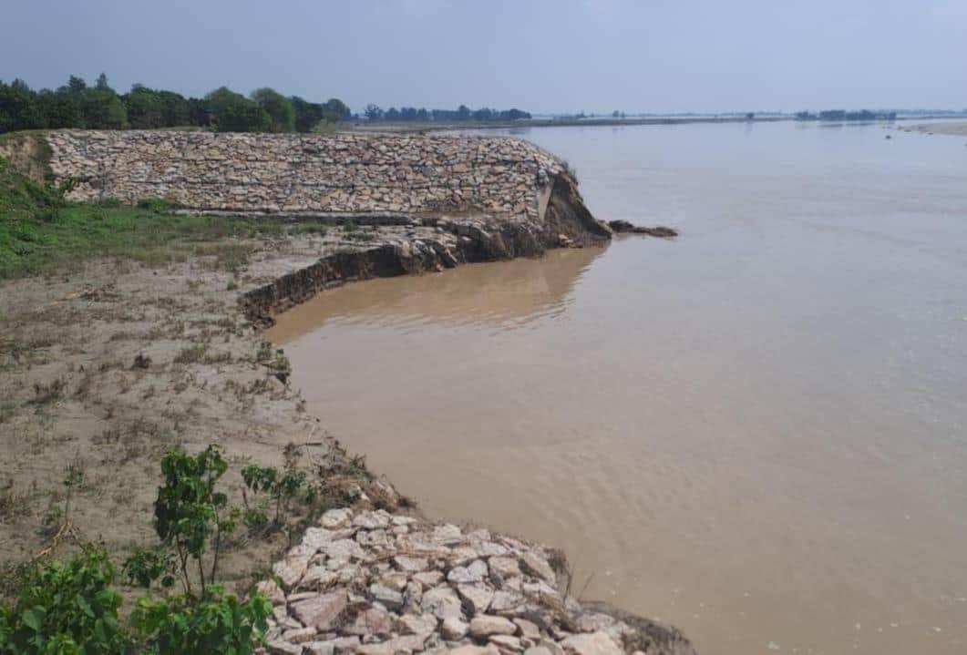 Rapti intensifies erosion; threat looms over embankment.
