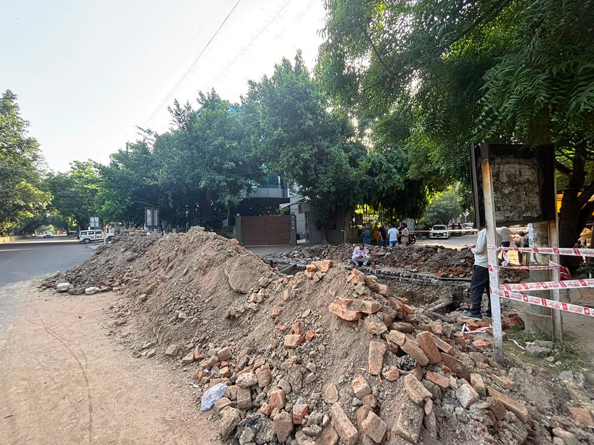 Noida News: सेक्टर-58-59 में कलवर्ट बनाने के लिए खोद दीं तीन सड़कें