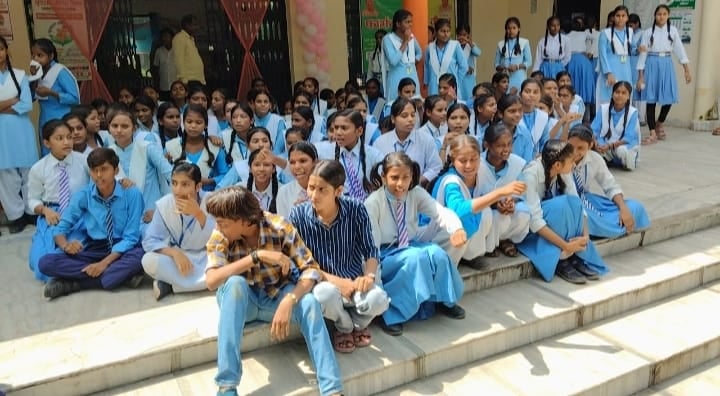 Kaushambi News: अव्यवस्था से नाराज छात्र-छात्राओं ने किया प्रदर्शन, एसडीएम को सौंपा ज्ञापन