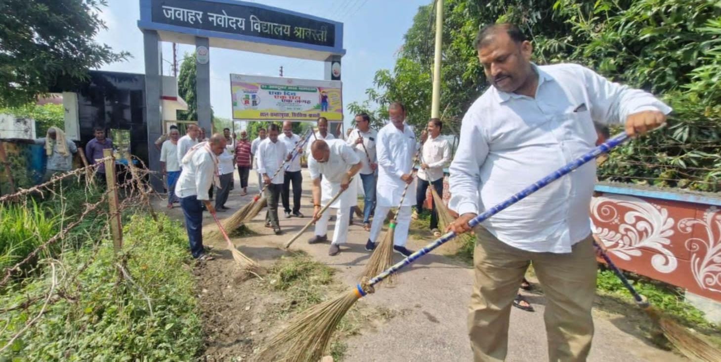नवोदय विद्यालय के पास सफाई करते जनप्रतिनिधि।