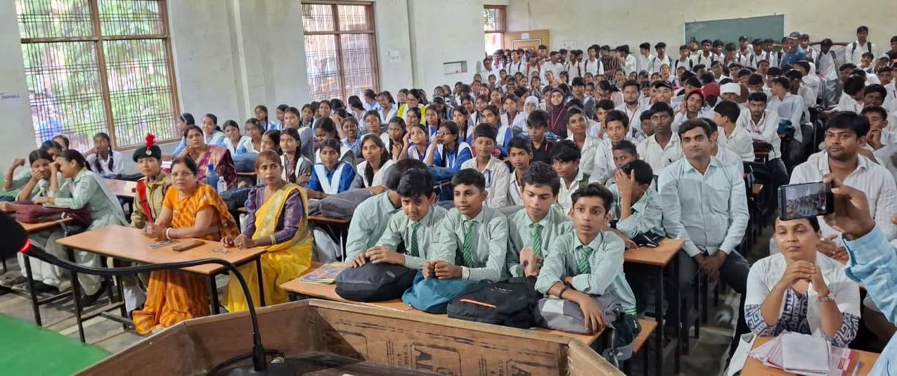 पीडीडीयू नगर पालिका इंटर कॉलेज में आयोजित कार्यक्रम में उपस्थित छात्र-छात्राएं। संवाद