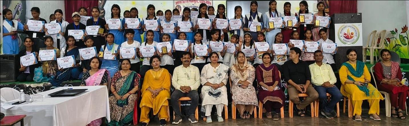 पीएम श्री राजकीय बालिका इंटर कॉलेज में प्रमाण पत्रों के साथ बालिकाएं। स्रोत-कॉलेज