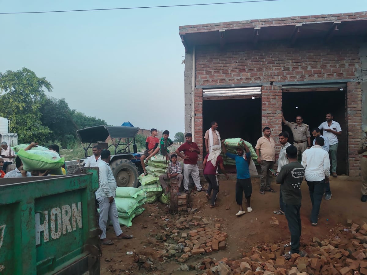Agra News: पुलिस सुरक्षा के बीच किसानों को बांटी डीएपी