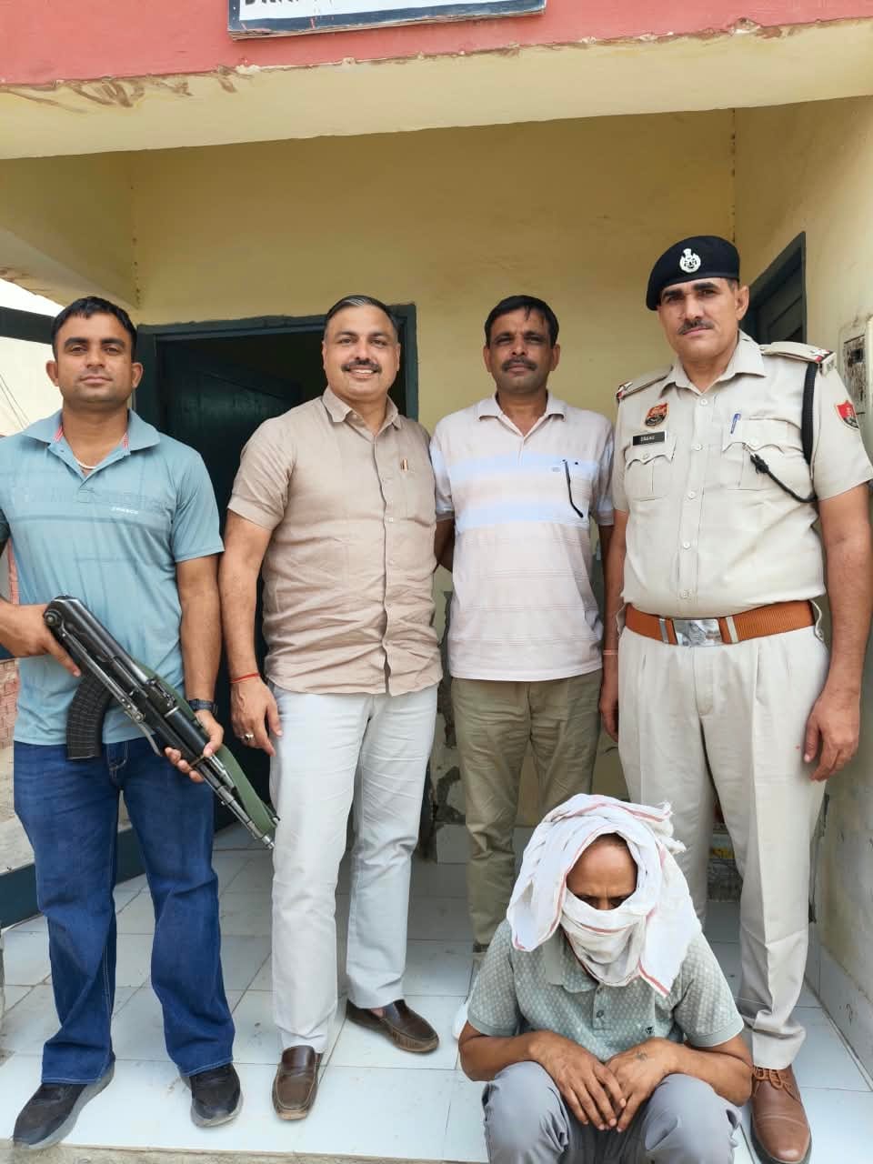 पुलिस द्वारा गिरफ्तार किया गया आरोपी।