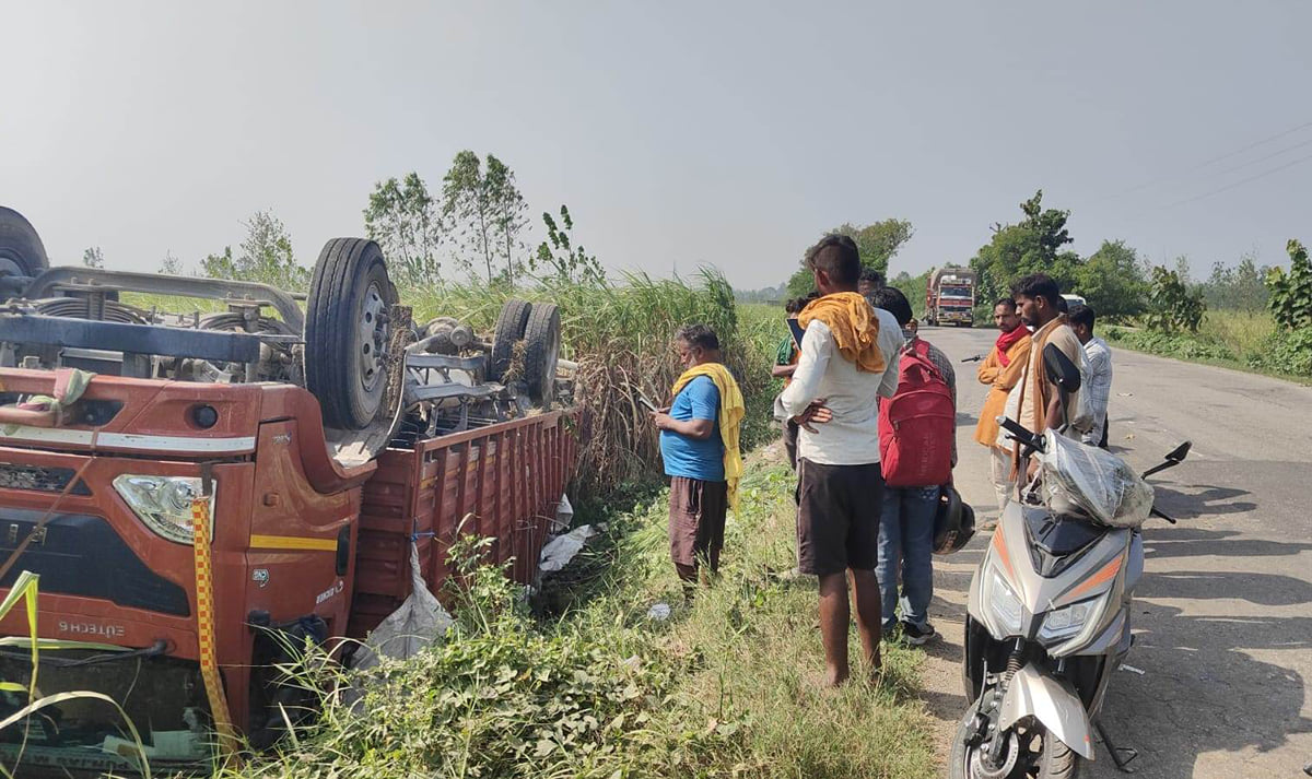 Hapur News: खाई में पलटा किताबों से भरा कैंटर, हादसा होने से बचा