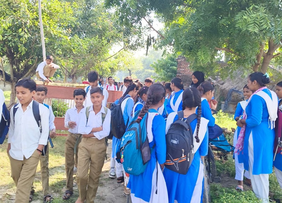 Budaun News: सुबह पौने दस बजे तक नहीं खुला स्कूल, 10 बजे के बाद पहुंचे शिक्षक