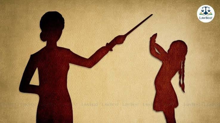 Hathras News: हसायन के स्कूल में बच्चियों पर डंडे बरसाए, मुर्गा बनाया