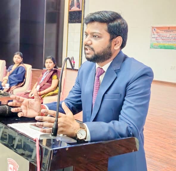 पुवायां के कैंब्रिज कॉन्वेंट स्कूल में बच्चों को संबोधित करते सिविल जज हर्ष आनंद। स्रोत : विद्