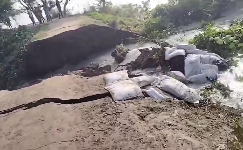 Ring embankment breaches in Saran's Taraiya; Gandak river water enters half a dozen villages.