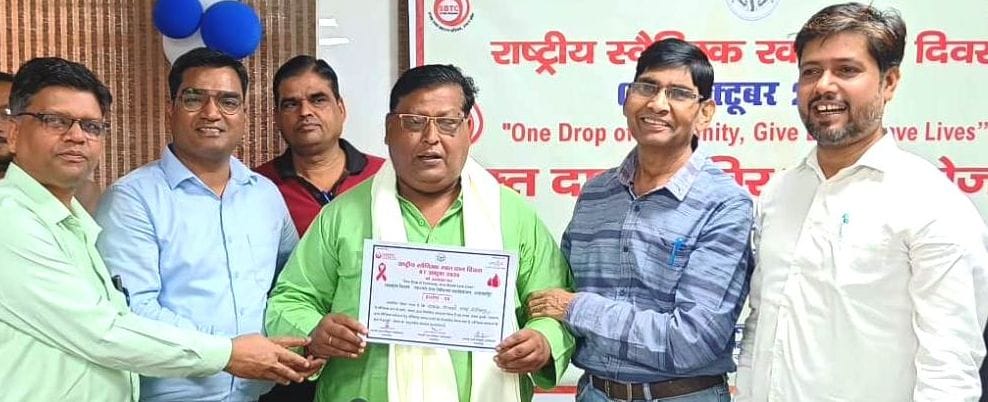 राजकीय मेडिकल कॉलेज में रेडक्रास के सचिव डॉ.विजय जौहरी को सम्मानित करते अतिथि। स्रोत: सूचना वि