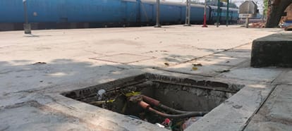 रेलवे स्टेशन पर पार्सल कार्यालय के बाहर खुला चैंबर। संवाद