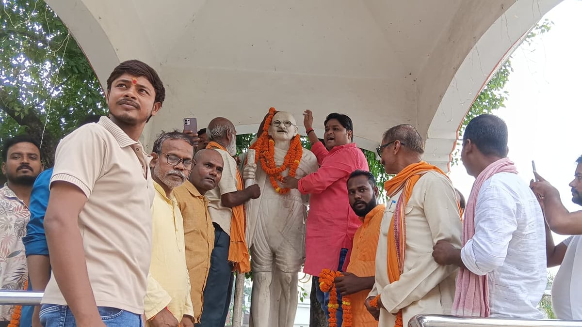 Ballia News: गांधी जयंती पर गूंजा रघुपति राघव राजा राम