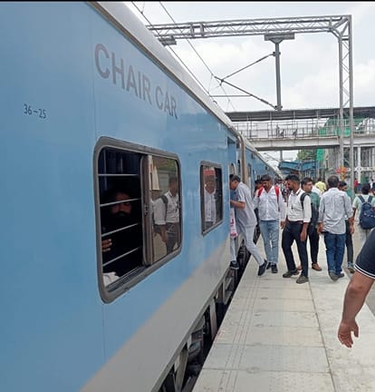 सोनीपत रेलवे स्टेशन पर एक्सप्रेस ट्रेन में सवार होते यात्री। संवाद