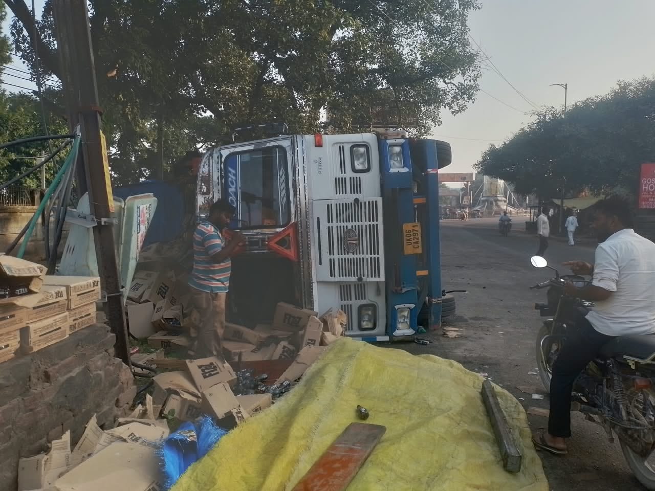 सोरोंजी में पलटे ट्रक को देखते लोग। संवाद