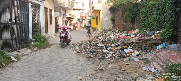 Prayagraj News: गंदगी से बजबजा रहीं नालियां, सड़क किनारे लगा कूड़े का ढेर