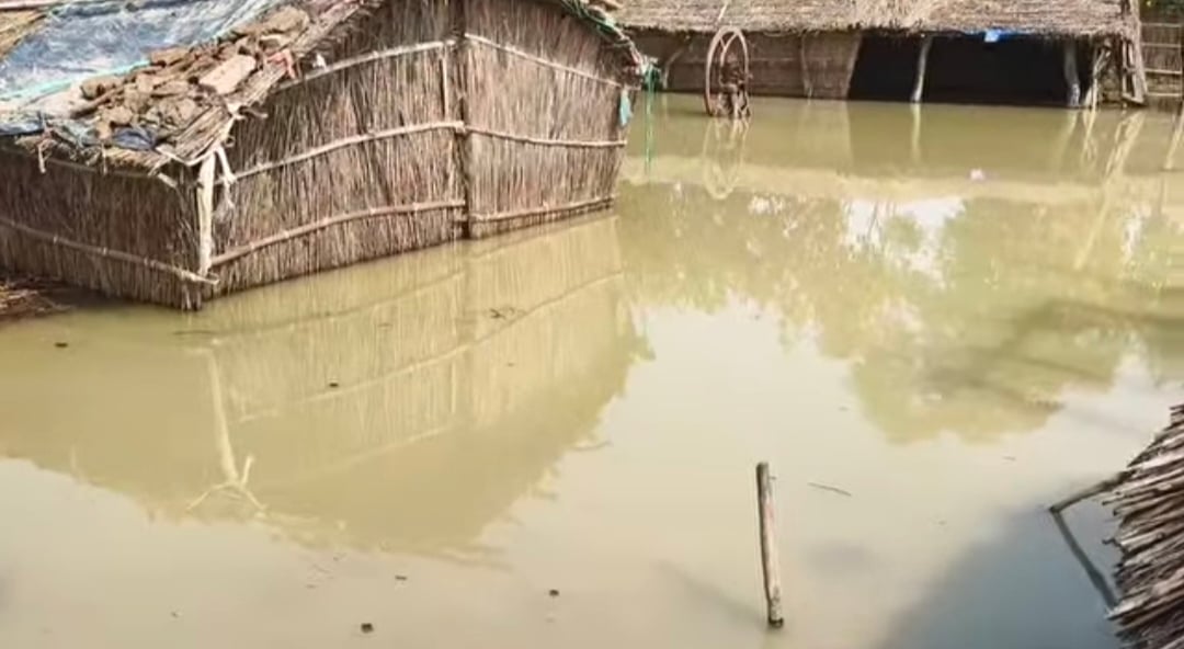 Ballia News: गंगा का जलस्तर घटने से राहत, सरयू का पानी हुआ स्थिर