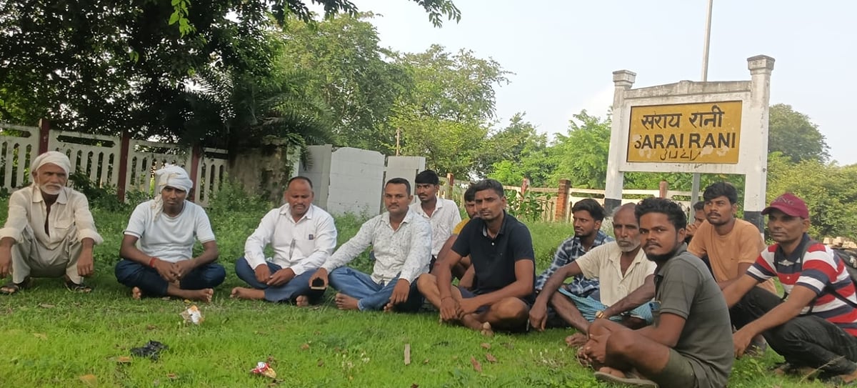 Azamgarh News: सराय रानी को सिटी स्टेशन बनाने की मांग, धरना जारी