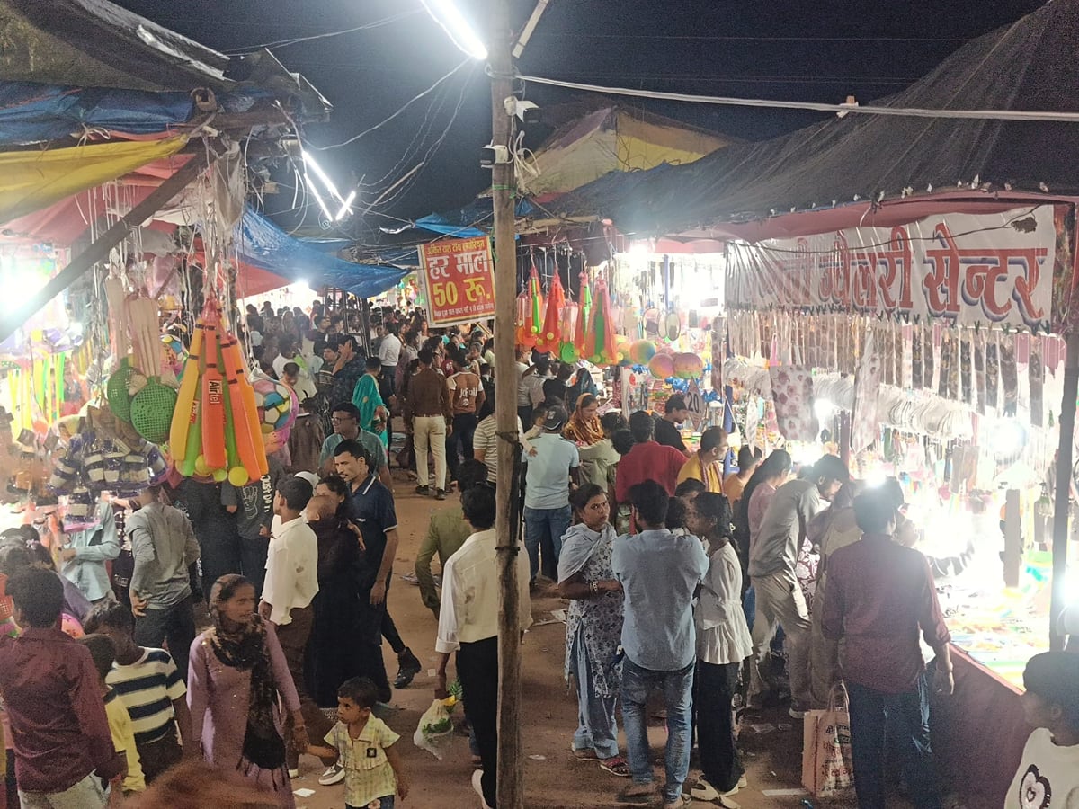 Hathras News: मेले में सस्ते सौंदर्य प्रसाधनों पर रीझ रहीं महिलाएं