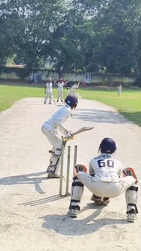 शाहजहांपुर में शाह क्लब में मैच के दौरान शार्ट खेलता खिलाड़ी। संवाद