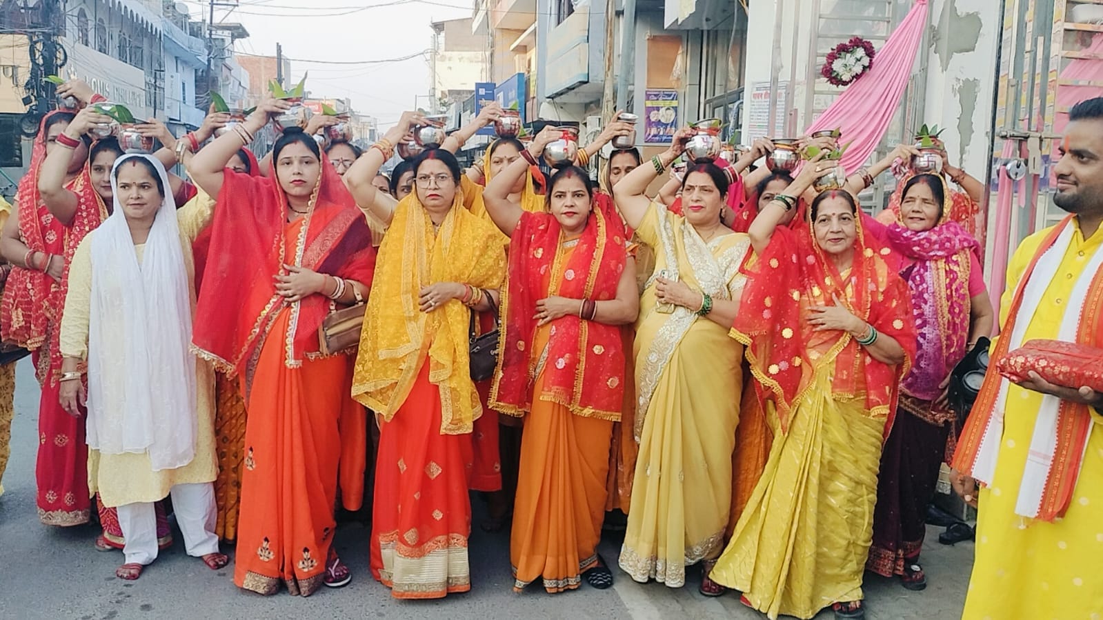 शाहजहांपुर में श्रीमद्भागवत कथा से पहले कलश यात्रा निकालते श्रद्धालु। संवाद