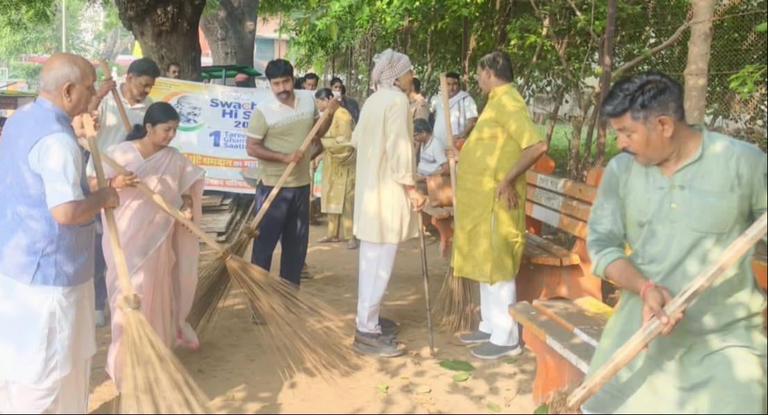 Ghazipur News: गंगा घाट पर सफाई करके हटाया कूड़ा और मलबा, पौधे भी लगाए