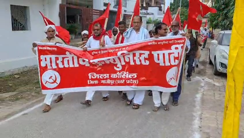 शहर में मार्च निकालते भाकपा के पदाधिकारी व कार्यकर्ता-स्रोत-संगठन