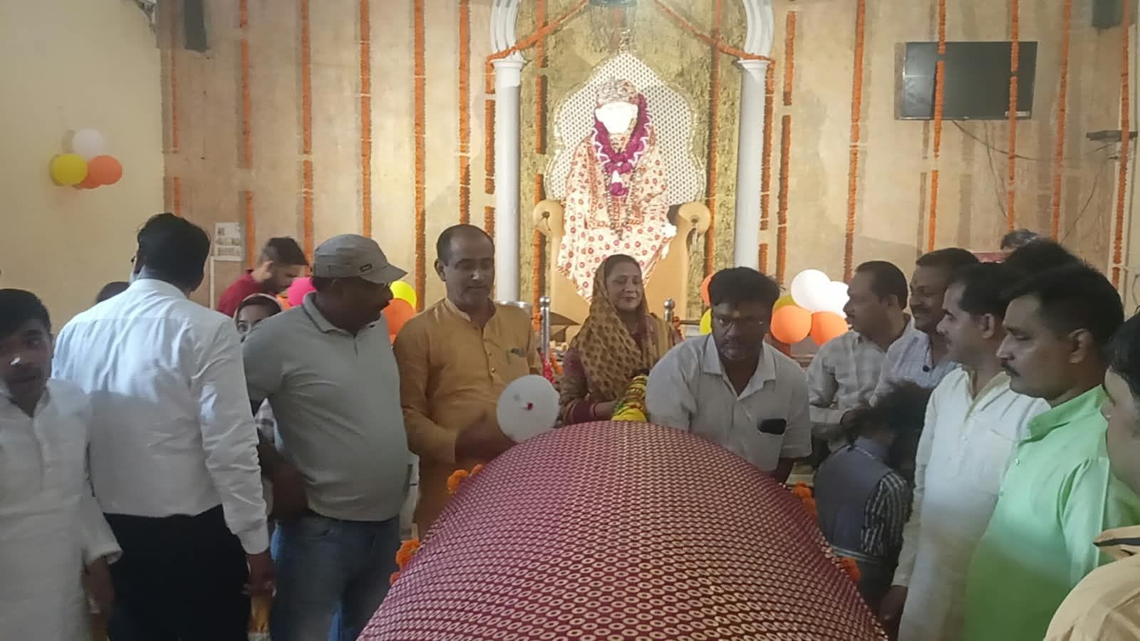 तिलहर में साईं शोभायात्रा से पूर्व पूजन करते श्रद्धालु। संवाद