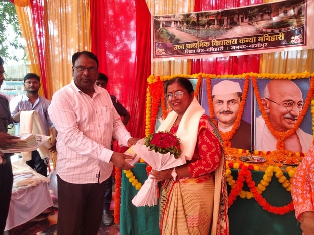 उच्च प्राथमिक विद्यालय कन्या मनिहारी में राज्य अध्यापक पुरस्कार प्राप्त शिक्षिका शीला सिंह को स