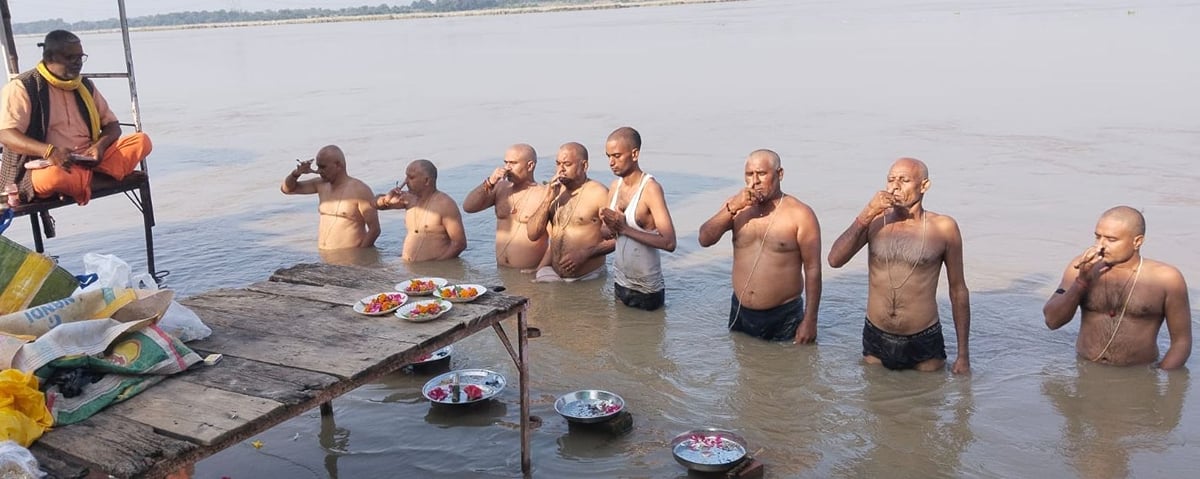 Raebareli News: श्रद्धालुओं ने घाटों पर किया तर्पण