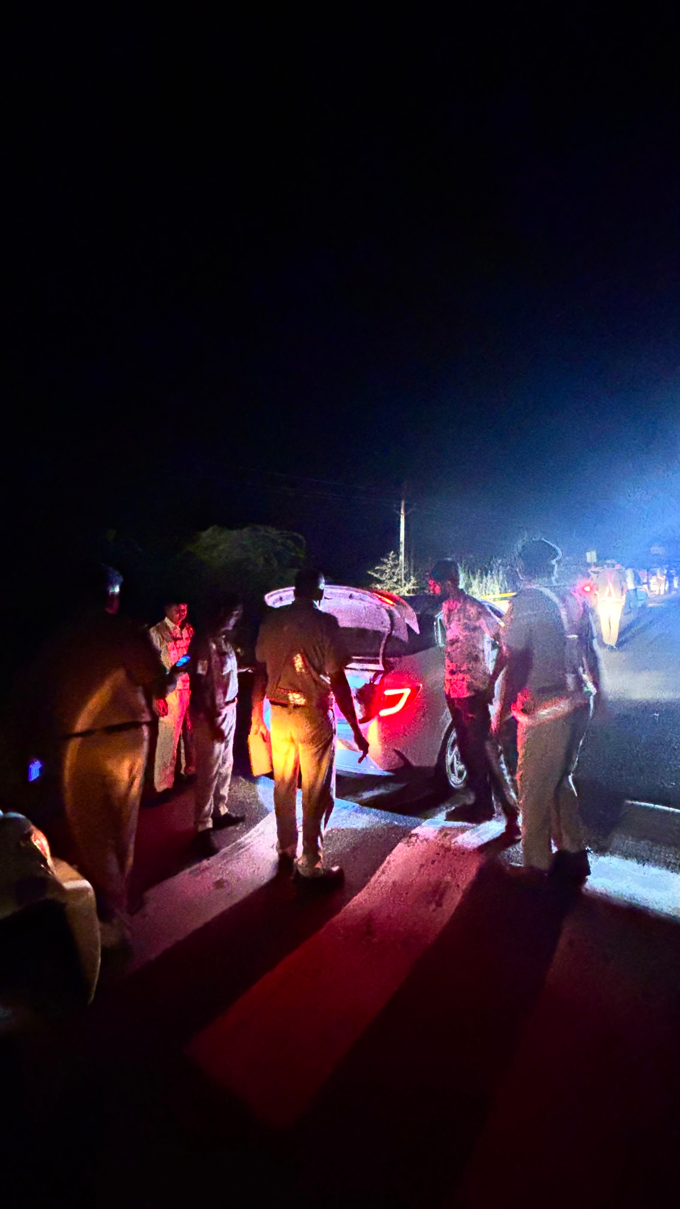 वाहनों की जांच करती पुलिस टीम।