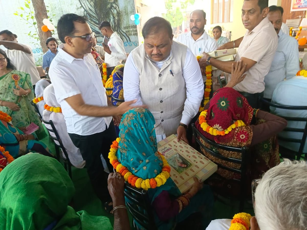 Shahjahanpur News: अंतरराष्ट्रीय वरिष्ठ नागरिक दिवस पर परवीन और भूप सिंह सम्मानित