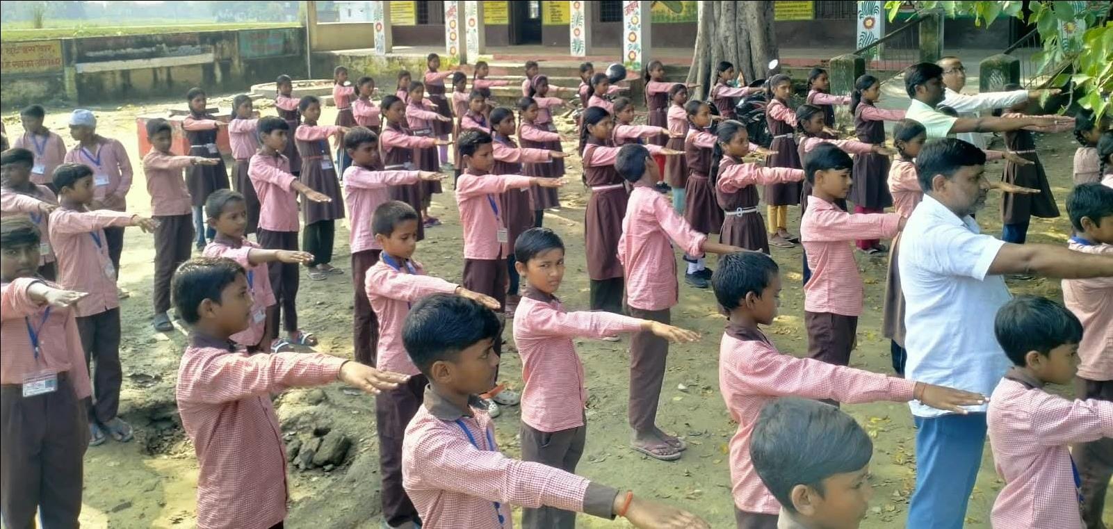वरिष्ठ नागरिकों का सम्मान का करने का संकल्प लेते बच्चे। स्रोत-विद्यालय