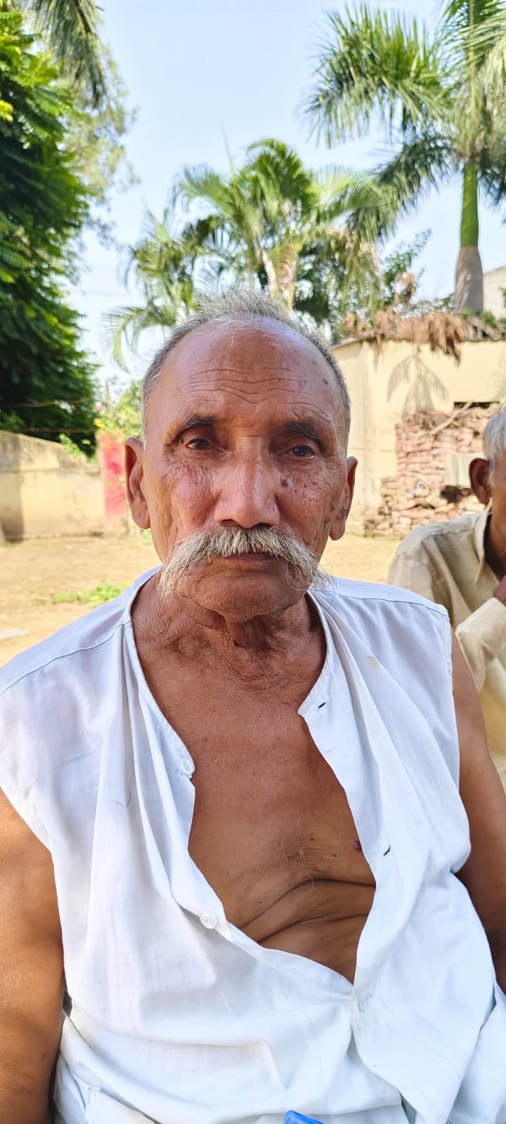 Shamli News: घरबार देते ही छूट गई घर की दहलीज, वृद्धाश्रम बना ठिकाना