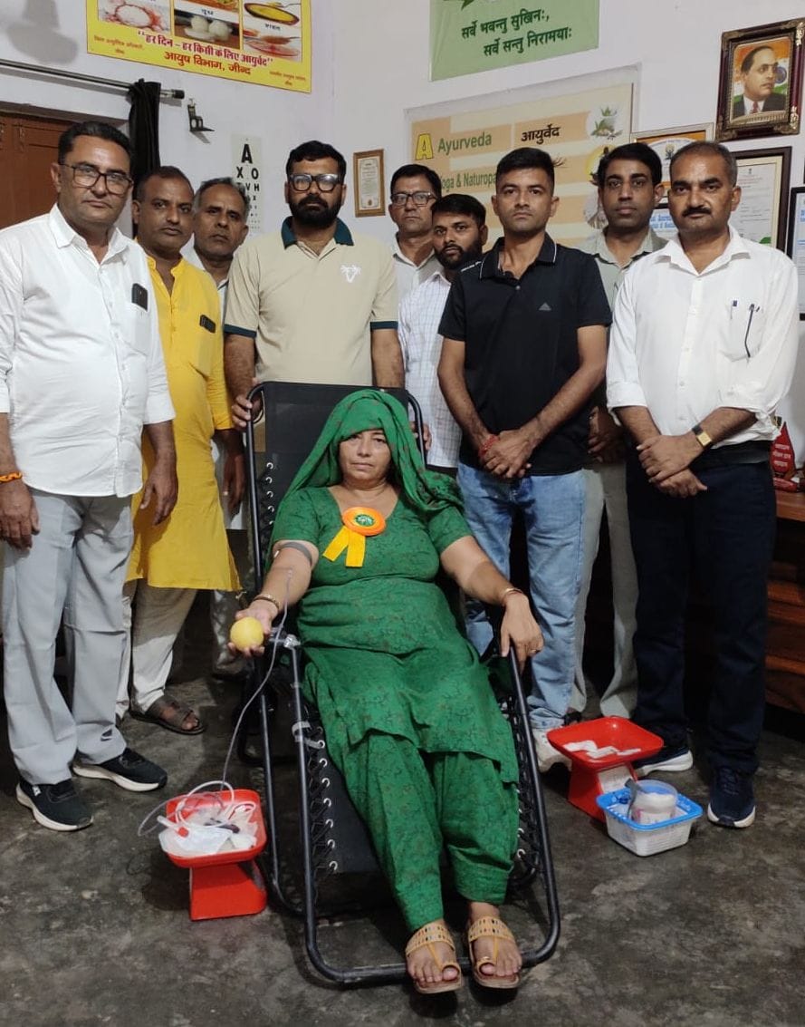 02जेएनडी01: आयुष ग्राम सुलहेड़ा में लगे शिविर में रक्तदान करती महिला। संवाद