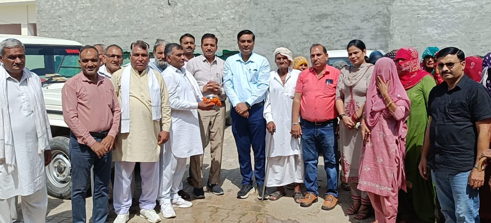 02जेएनडी15: श्रीराग खेड़ा में जल अर्पण दिवस मनाते हुए जनस्वास्थ्य विभाग की टीम। स्रोत: विभाग