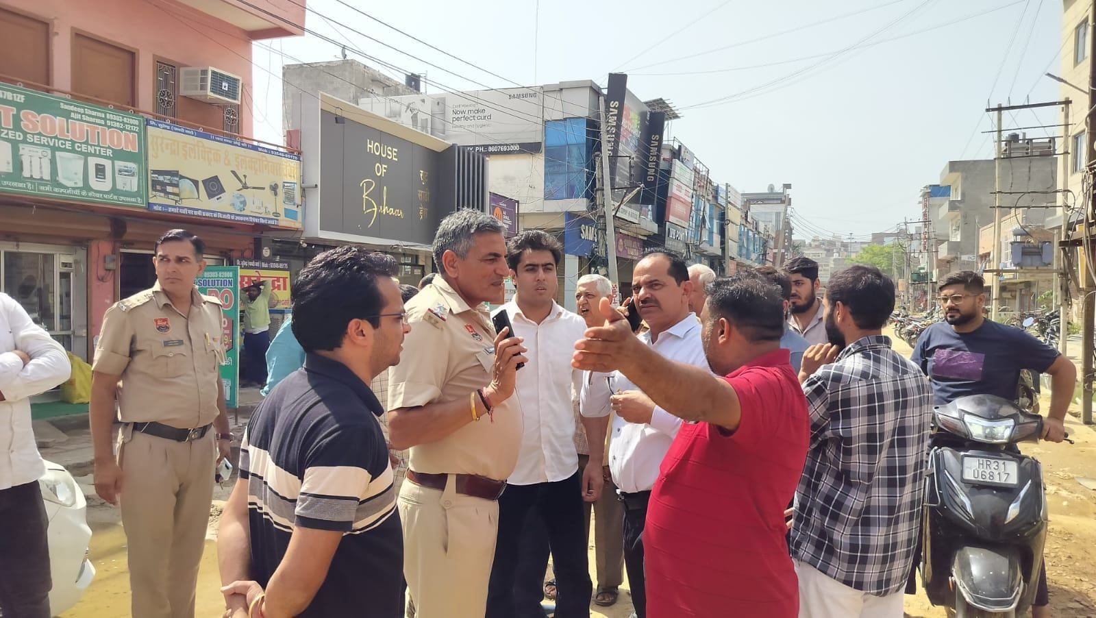 02जेएनडी23: सफीदों रोड पर जाम लगाने के बाद मौके पर पहुंचे लोक निर्माण विभाग के एक्सईन राजकुमार 