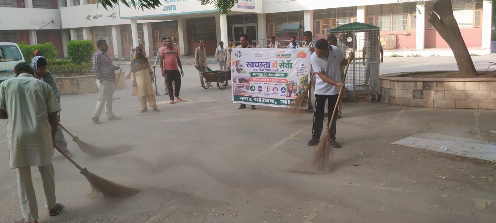 02जेएनडी30: लघु सचिवालय में सफाई करते नगर परिषद के कर्मचारियों के साथ ईओ सुशील कुमार भुक्कल।स्र