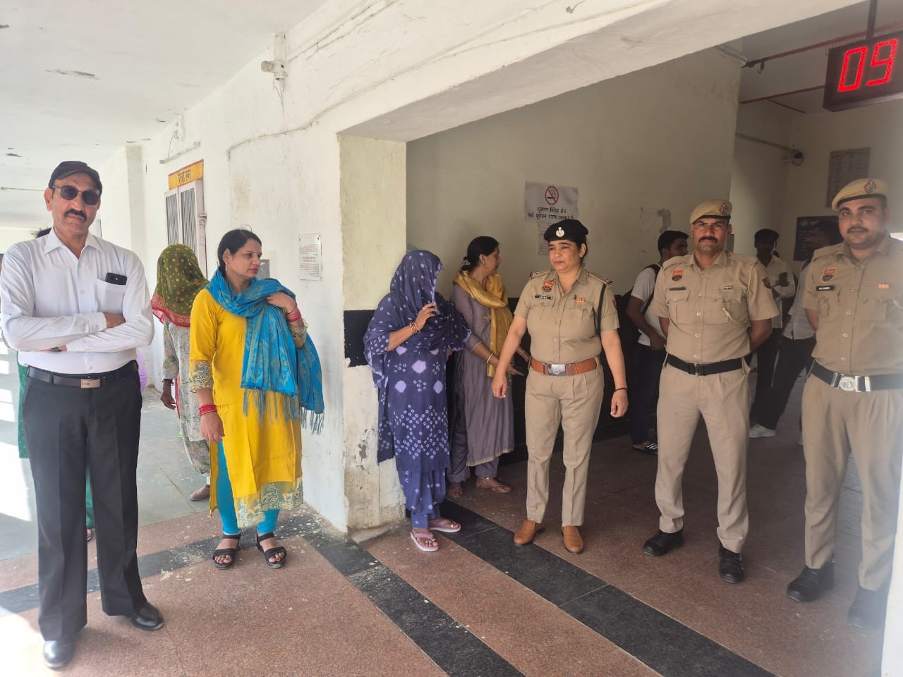 02उचाना04 : उचाना रेलवे स्टेशन पर रेलवे यात्रियों को जागरूक करते जीआरपी इंचार्ज व पुलिस टीम। वि