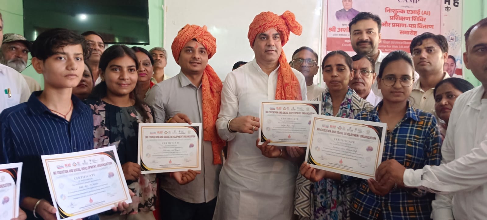 2 जुलाना 01: कार्यक्रम में युवाओं को प्रमाणपत्र देते मुख्यातिथि व अन्य। स्रोत: आयोजक