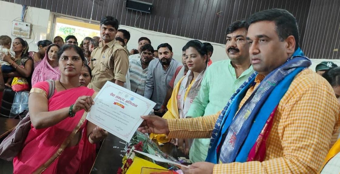 Unnao News: आंगनबाड़ी कार्यकर्ताओं को साड़ी भेंटकर किया सम्मानित