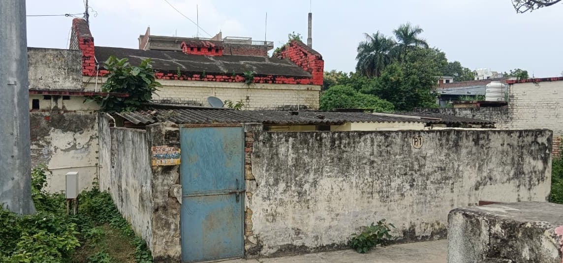 Azamgarh News: जिनके भरोसे पटरी पर दौड़ती है रेल, उनके आशियाने बेपटरी, कहीं छत से पानी टपक रहा तो कहीं दीवारों में दरार