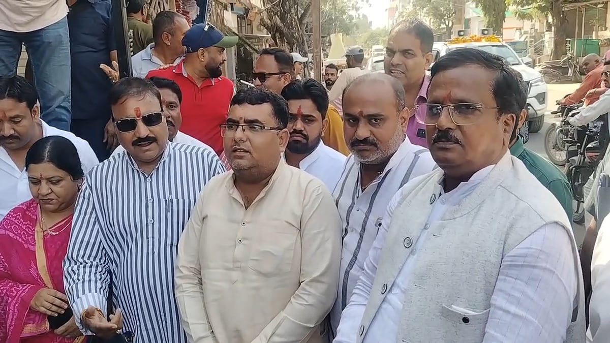 उज्जैन: हाउसिंग बोर्ड की सख्ती के खिलाफ सड़क पर उतरे विधायक, खुद हटवाईं ईंटें और दीवारें