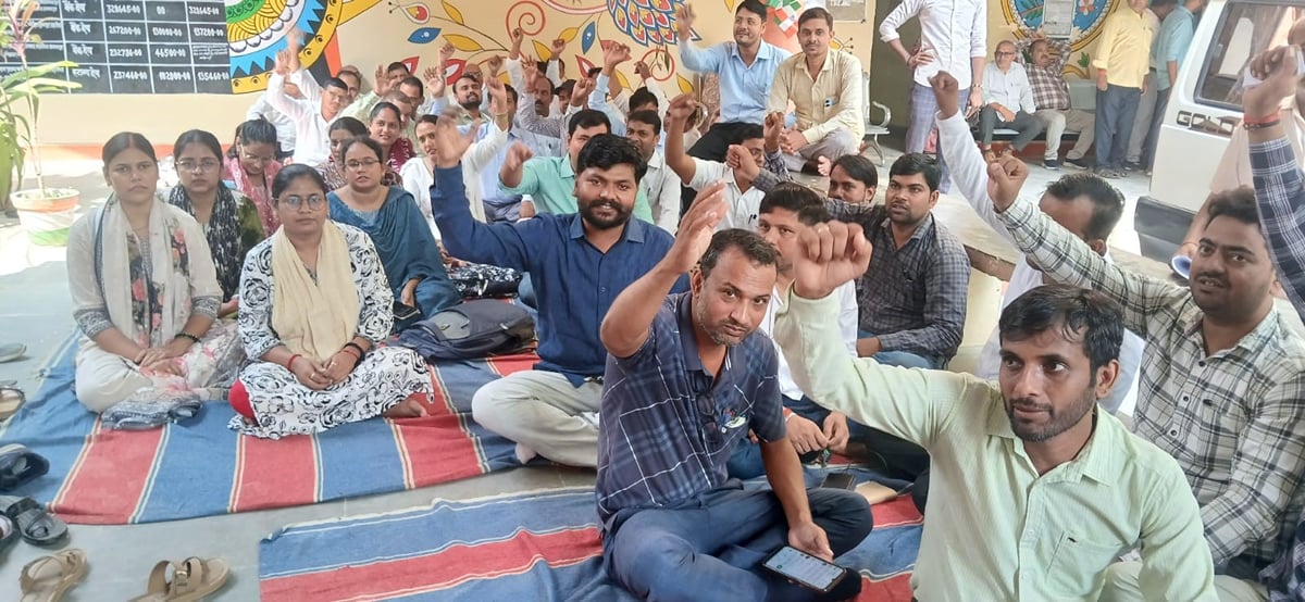 Ambedkar Nagar News: लेखपालों ने किया समाधान दिवस का बहिष्कार