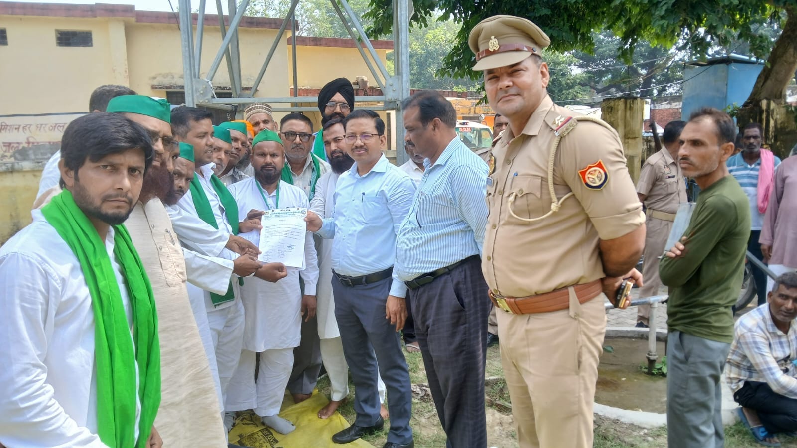 अमरिया तहसील दिवस के दौरान ज्ञापन सौंपते भारतीय किसान यूनियन के लोग संवाद