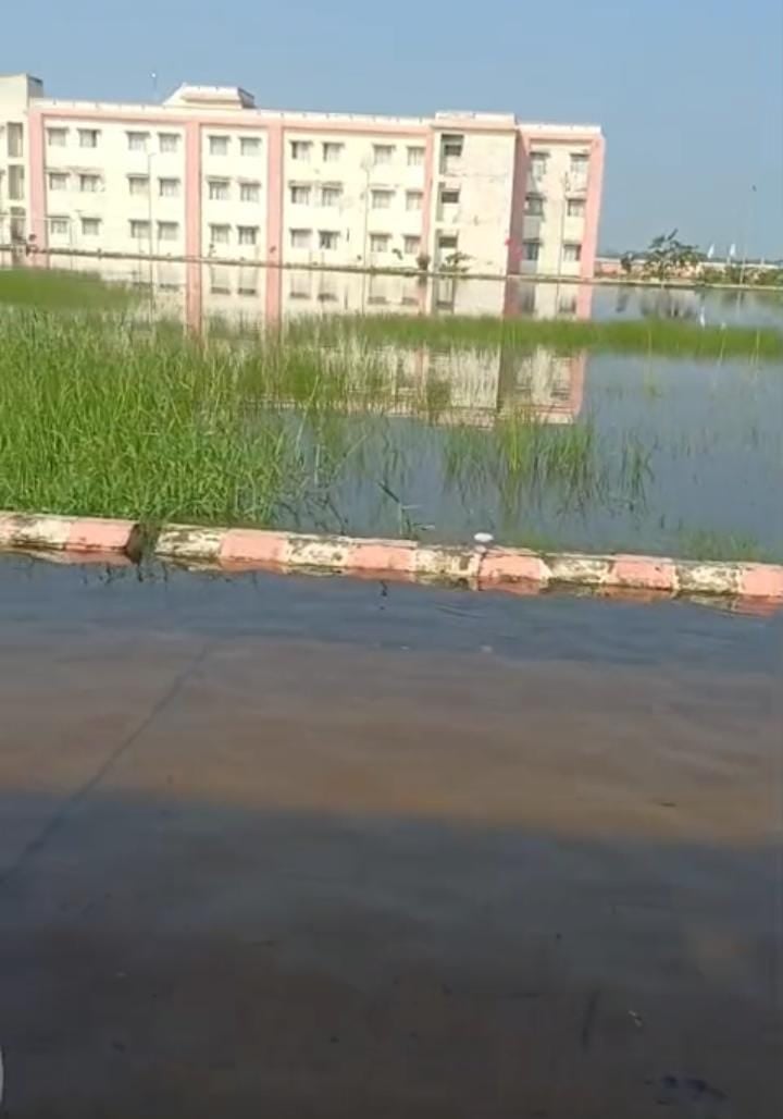 Basti News: जलमग्न अटल आवासीय विद्यालय में 860 विद्यार्थियों के सामने संकट