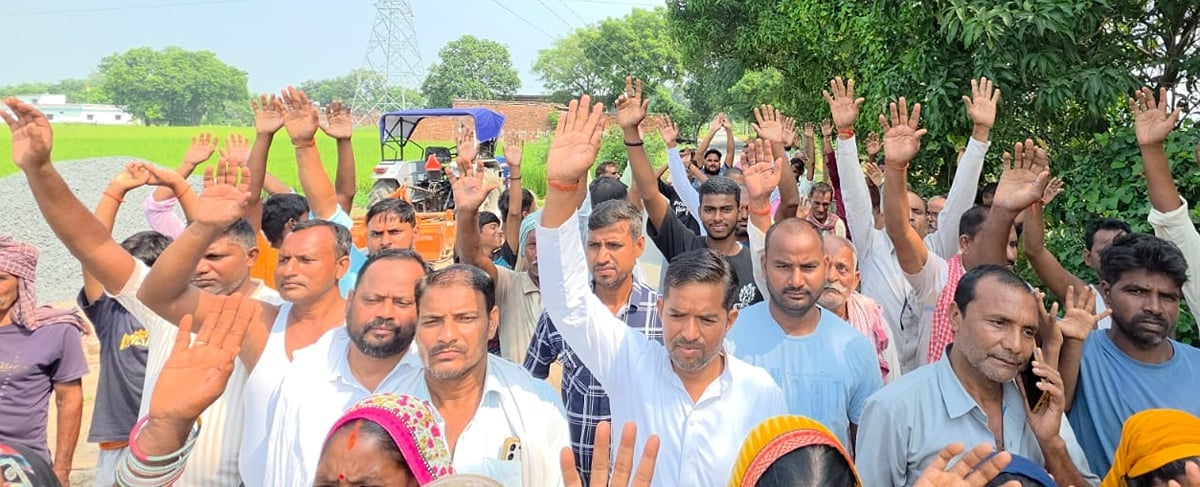 Azamgarh News: बिजली संकट और एफआईआर की भ्रामक सूचना पर ग्रामीणों का प्रदर्शन