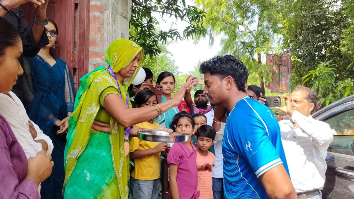 Jaunpur News: एशियाड पदक विजेता रोहित के स्वागत में विजय जुलूस, ढोल-नगाड़ों पर झूमे लोग, लहराया तिरंगा