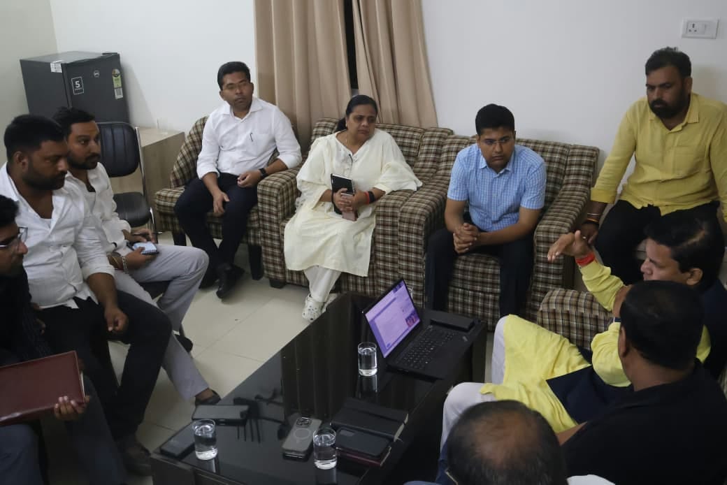 बाढ़ पीड़ितों व बाढ़ बधने के कार्यो में तेजी लाने को लेकर बैठक करते जनप्रतिनिधि और अफसर,