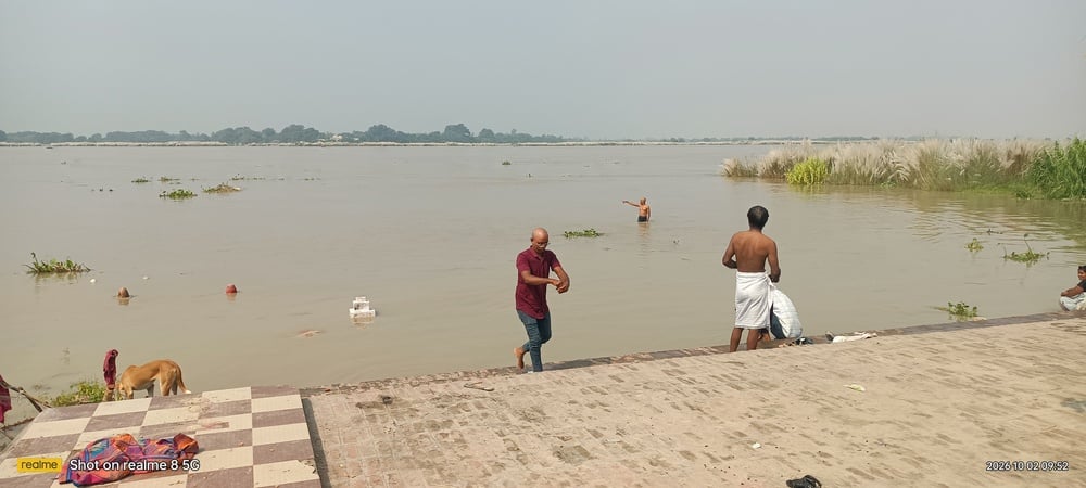Deoria News: भागलपुर-मईल मार्ग बांध की तरफ बढ़ रहा बाढ़ का पानी